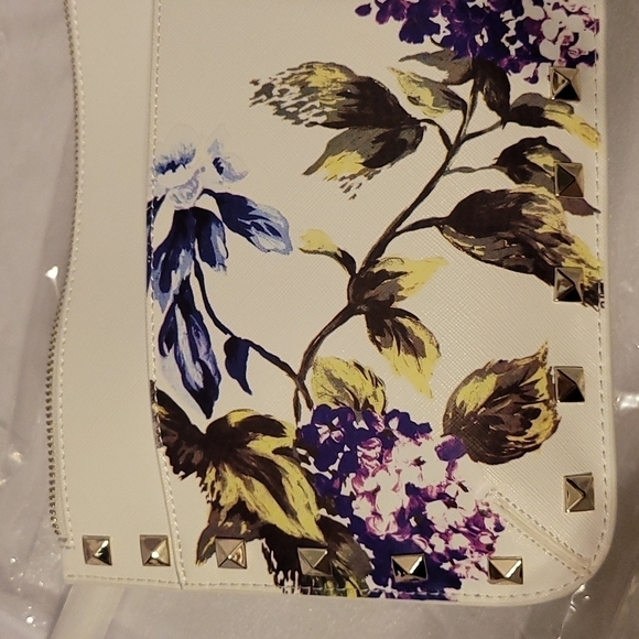 WHITE House Black Market Hydrangea GWP Pouch - Picture 9 of 11